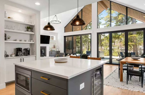 Roslyn House | 4BR, Chefs Kitch, Hot Tub, Firepit, BBQ, Smart TVs