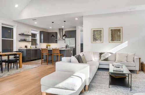 Roslyn House | 4BR, Chefs Kitch, Hot Tub, Firepit, BBQ, Smart TVs