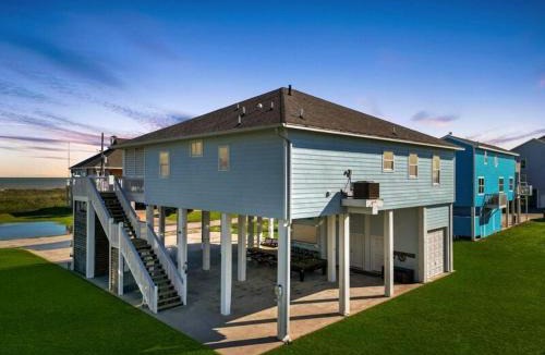 Port Bolivar House | 4BR Coastal Escape Gulf Views Private Deck Walk to Beach