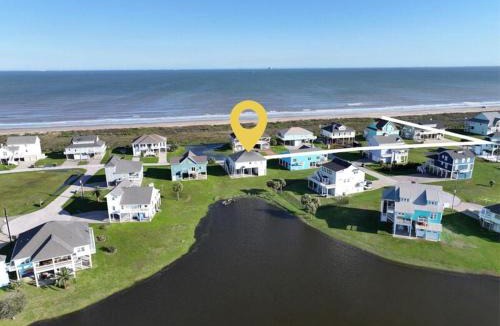 Port Bolivar House | 4BR Coastal Escape Gulf Views Private Deck Walk to Beach