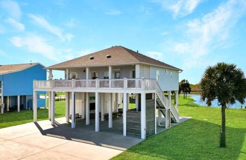 Port Bolivar House | 4BR Coastal Escape Gulf Views Private Deck Walk to Beach