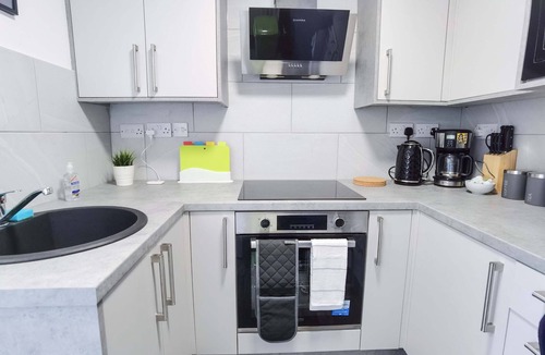 Newborough House | 4BR Contractor Accommodation w/4 Bathroom