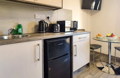 Newborough House | 4BR Contractor Accommodation w/4 Bathroom