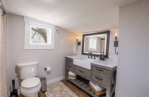 Santa Anna Other | 4BR Country Charmer w/Hot Tub Hunt, Fish, Shop, Dine & Wine Nearby!