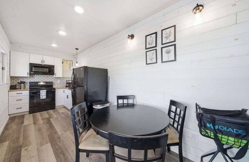 Buda House | 4BR Courtside Retreat, Deck Lounge & Pickleball