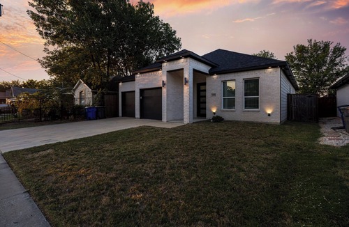 West Dallas House | 4BR Dallas Home, Fire Pit & Backyard, Near AT&T Stadium, Sleeps 8