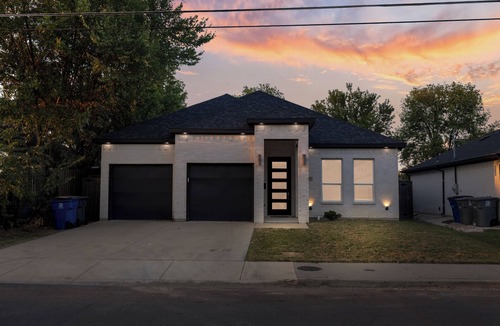 West Dallas House | 4BR Dallas Home, Fire Pit & Backyard, Near AT&T Stadium, Sleeps 8