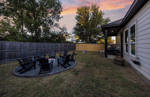 West Dallas House | 4BR Dallas Home, Fire Pit & Backyard, Near AT&T Stadium, Sleeps 8
