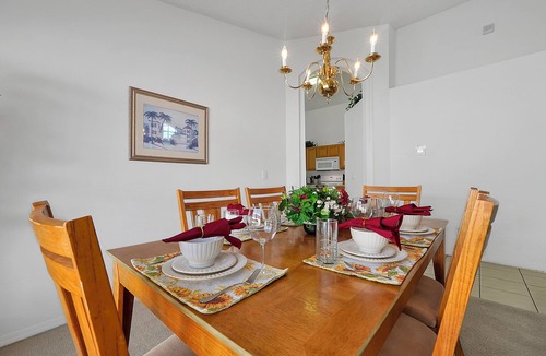 Seasons House | 4BR Disney Oasis: Private Screened Pool + FREE Pool Heat! (20 Min to Parks)