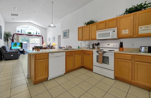 Seasons House | 4BR Disney Oasis: Private Screened Pool + FREE Pool Heat! (20 Min to Parks)