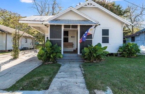 Freetown - Port Rico House | 4BR Downtown Lafayette-Garden, Parking, Walk to Arts District
