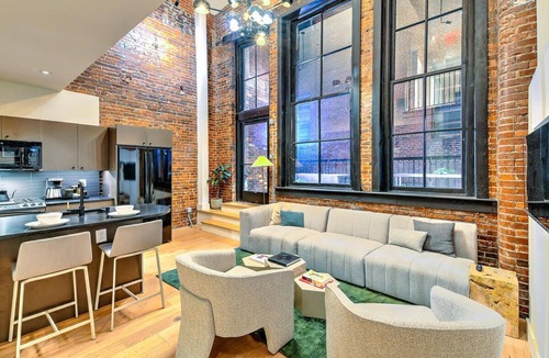 Arts District Apartment | 4BR DT Loft w/Rooftop | Walk to Broadway! 10 Beds