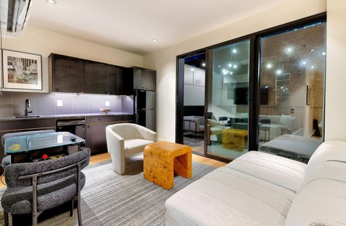 Arts District Apartment | 4BR DT Loft w/Rooftop | Walk to Broadway! 10 Beds