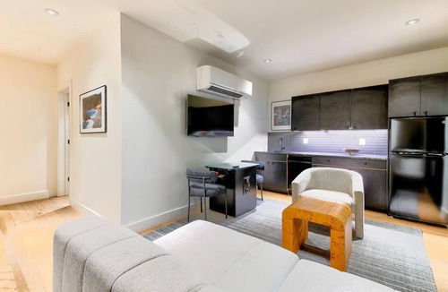 Arts District Apartment | 4BR DT Loft w/Rooftop | Walk to Broadway! 10 Beds