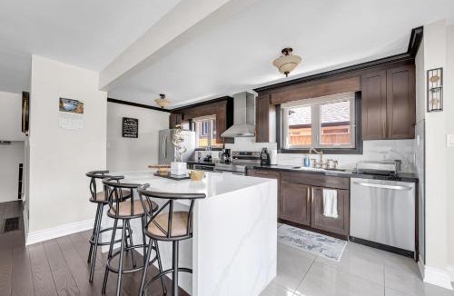 Richview House | 4BR Family Home with Backyard & Parking