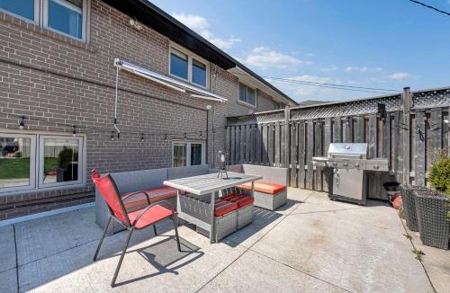 Richview House | 4BR Family Home with Backyard & Parking