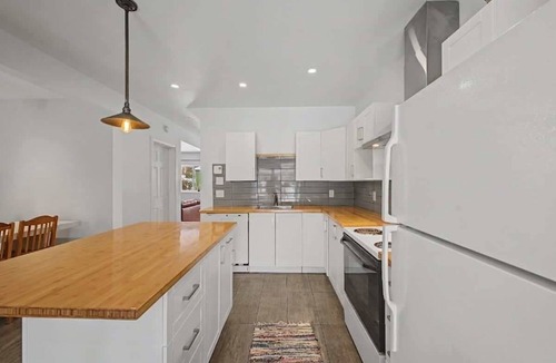 Greenfield Park House | 4BR Family | Private Garden | 15 mins to Downtown