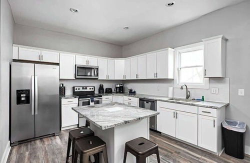 Near Northside House | 4BR Family Retreat | Ideal Location | Sleeps 15!