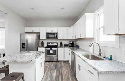 Near Northside House | 4BR Family Retreat | Ideal Location | Sleeps 15!