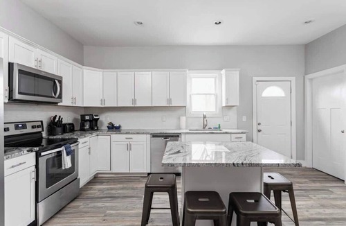 Near Northside House | 4BR Family Retreat | Ideal Location | Sleeps 15!