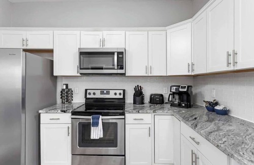 Near Northside House | 4BR Family Retreat | Ideal Location | Sleeps 15!
