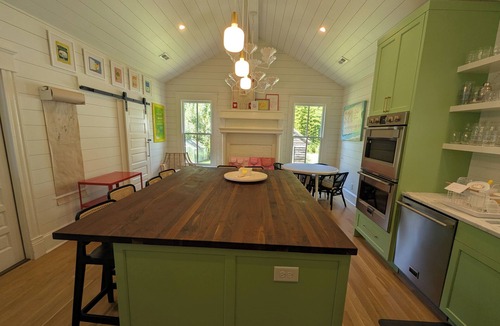 Bahama House | 4BR Farm House | Chef's Kitchen | Firepit