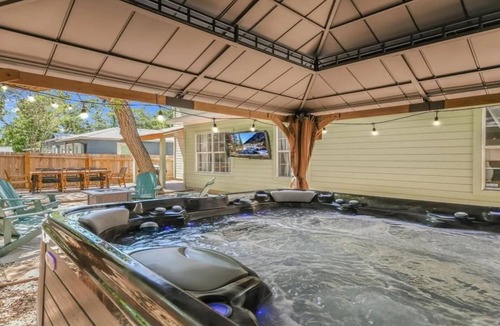 Cherrywood House | 4BR for groups: speakeasy game room, hot tub, premium sleep
