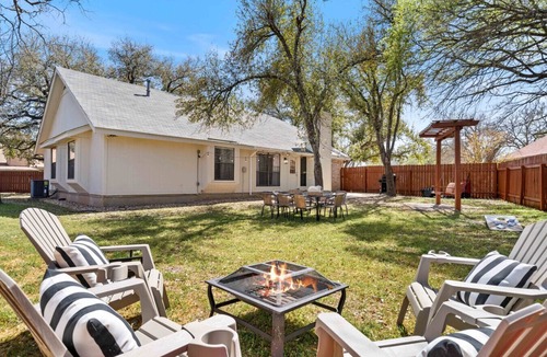 South Creek House | 4BR Fun Stay | Cowboy Pool & Game-Ready Pool Table