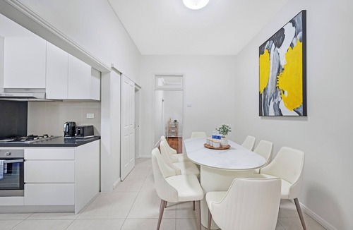 Crows Nest Apartment | 4BR Gem in Central Crows Nest