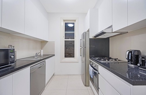 Crows Nest Apartment | 4BR Gem in Central Crows Nest