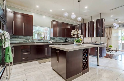 Valley Glen House | 4BR Glen Retreat | Spa, BBQ, Universal Studios