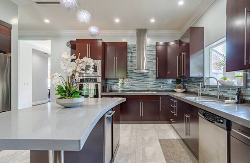 Valley Glen House | 4BR Glen Retreat | Spa, BBQ, Universal Studios