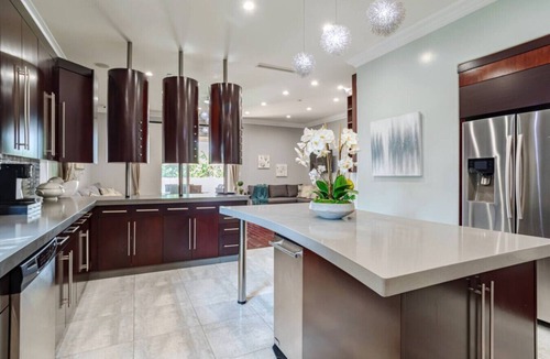 Valley Glen House | 4BR Glen Retreat | Spa, BBQ, Universal Studios