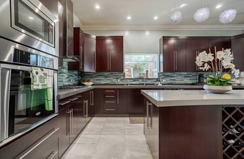 Valley Glen House | 4BR Glen Retreat | Spa, BBQ, Universal Studios