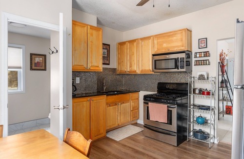 Corcoran House | 4BR Home Near Downtown Sleeps 10 - Tulip House