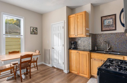Corcoran House | 4BR Home Near Downtown Sleeps 10 - Tulip House
