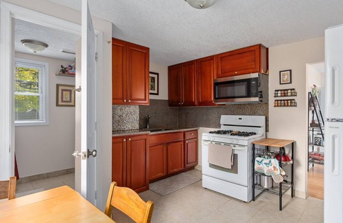 Corcoran House | 4BR Home Near Downtown Sleeps 10 - Tulip House