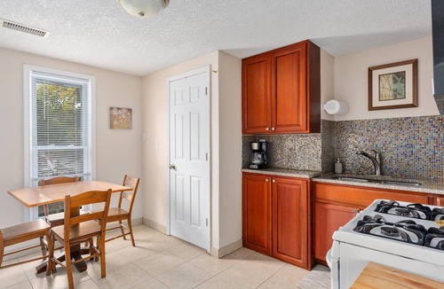 Corcoran House | 4BR Home Near Downtown Sleeps 10 - Tulip House
