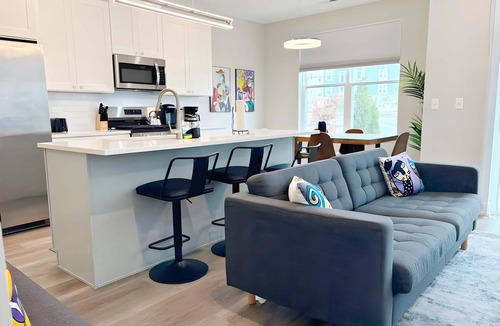Warrenville Apartment | 4BR Home Near Naperville! Parking + Pickleball