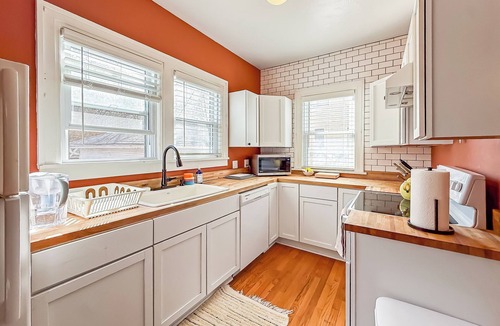 Urbana House | 4BR home + parking, 1 block from campus