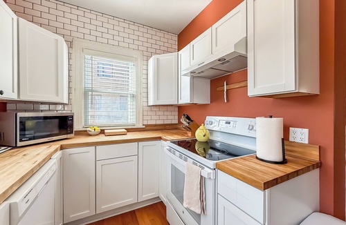 Urbana House | 4BR home + parking, 1 block from campus