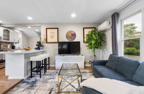 Teaneck House | 4BR Home, Parking Space, Mins to NYC & Time Square