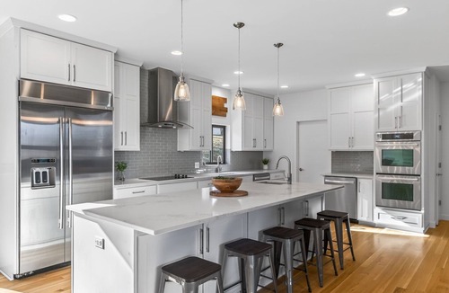Riverside House | 4BR Home with 4 Private Bathrooms 20 Min from MCI Airport