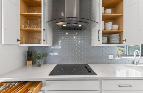 Riverside House | 4BR Home with 4 Private Bathrooms 20 Min from MCI Airport