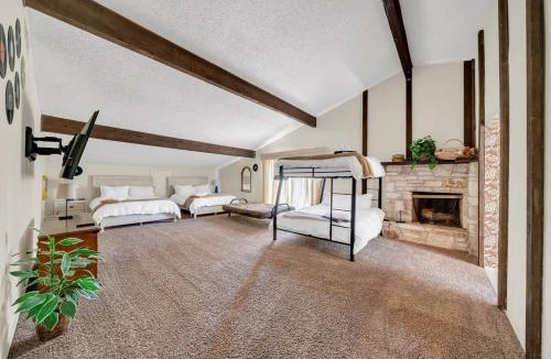 Universal City House | 4BR Home with Pool Grill Sleeps 12 Near AFB