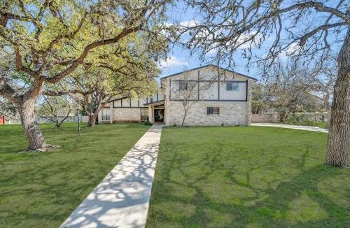 Universal City House | 4BR Home with Pool Grill Sleeps 12 Near AFB