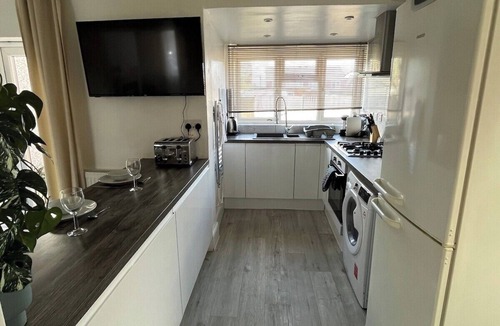 Binley House | 4BR House w/Garden & Parking