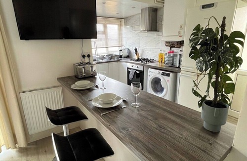 Binley House | 4BR House w/Garden & Parking