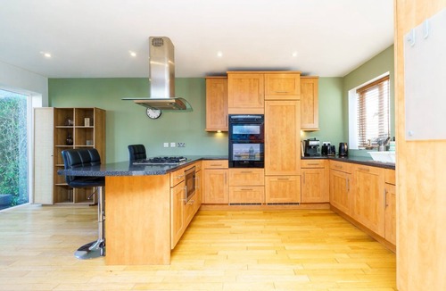 Pill House | 4BR House | WiFi | Parking