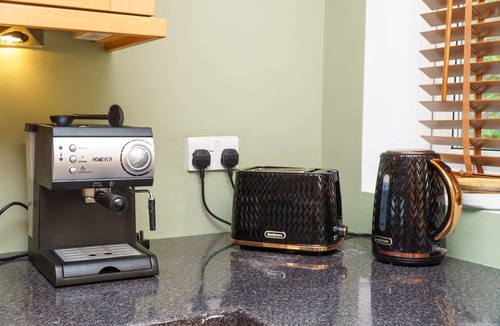 Pill House | 4BR House | WiFi | Parking